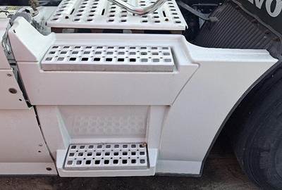 Volvo VNL Left Fairing