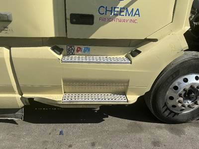 Volvo VNL Right Fairing