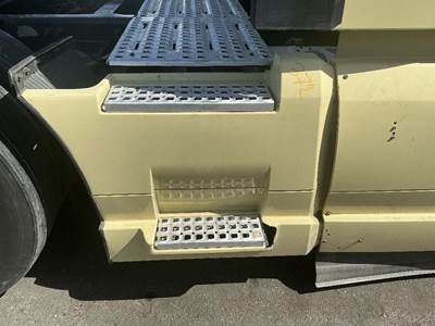 Volvo VNL Right Fairing