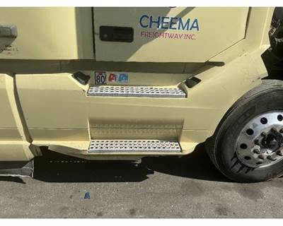 Volvo VNL Right Fairing