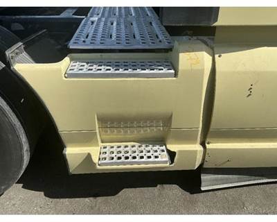 Volvo VNL Right Fairing