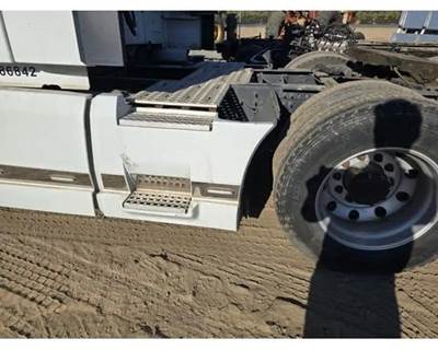 Volvo VNL Left Fairing