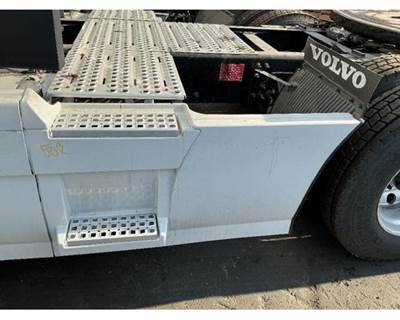 Volvo VNL Left Fairing