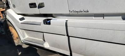 Volvo VNL670 Left Fairing