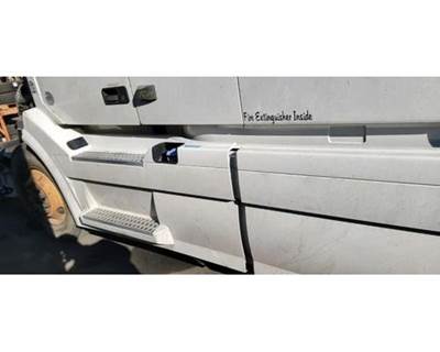 Volvo VNL670 Left Fairing