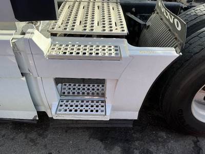 Volvo VNL780 Left Fairing