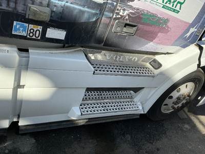 Volvo VNL780 Left Fairing