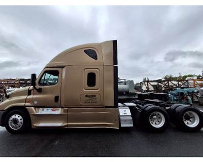 Freightliner Sleeper Semi Truck