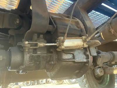 Meritor-Rockwell T226 Transfer Case Assembly for a Fabco WT6630D