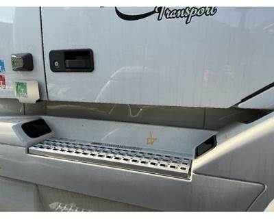 Volvo VNL Right Truck Skirt