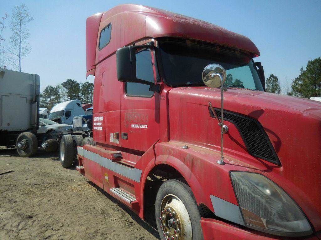 2004 Volvo VNL Fender for a Volvo Truck VNL For Sale Selma, NC 7366