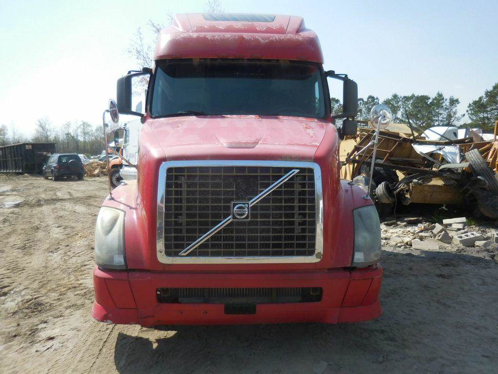 2004 Volvo VNL Grille for a Volvo Truck VNL For Sale Selma, NC 7364
