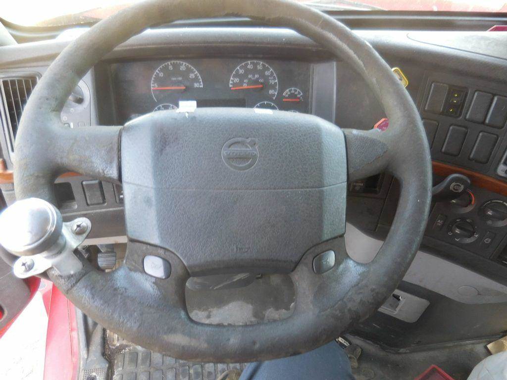 2004 Volvo VNL Instrument Panel Cluster for a Volvo Truck VNL For Sale