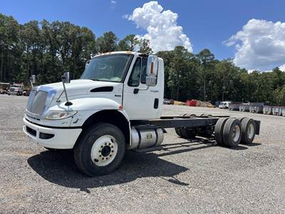 International DuraStar 4400 Tandem Axle Cab & Chassis Truck - Automatic