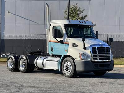 Freightliner Cascadia 113 Day Cab Truck - Detroit 450HP, 10 Speed Manual