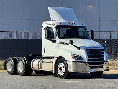 Freightliner Cascadia 126 Day Cab Truck - Detroit 525HP, Amt