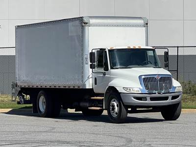 International DuraStar 4300 20 ft Box Truck - 220HP, Automatic, Liftgate