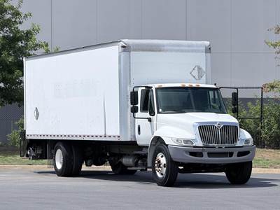 International DuraStar 4300 26 ft Box Truck - 250HP, Automatic, Liftgate