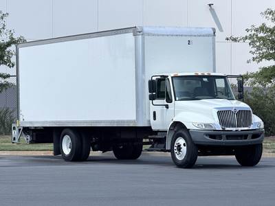 International DuraStar 4300 26 ft Box Truck - Automatic, Liftgate