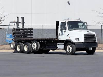 Freightliner 114SD Tri Axle 24 ft Flatbed Truck - 380HP, 8Ll Manual