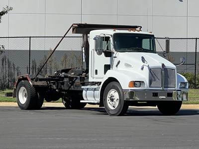 Kenworth T300 Single Axle Hooklift Truck - Cummins, 240HP, 6 Speed Manual