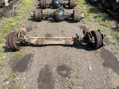 Mack DM690S Front Axle Assembly