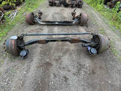 Mack Pinnacle CXU613 Front Axle Assembly for a Mack CXU613