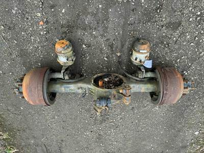 Eaton DS404 Front Axle Housing for a International 7400