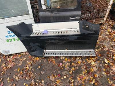 FREIGHTLINER CASCADIA SIDE SKIRT
DRIVER SIDE FRONT
NO BRACKETS, SKIRT ONLY