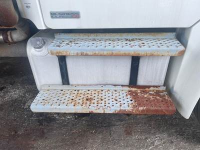 Freightliner M2 106 Left Fuel Tank for a Freightliner M2 106 Medium Duty