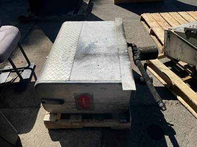 Sterling L9500 Hydraulic Tank / Reservoir for a Sterling L9500 SERIES