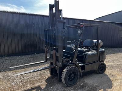 Komatsu FG25C-11 Pneumatic Tire Forklift
