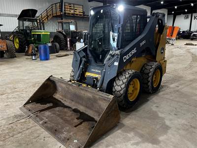 John Deere 318G Skid Steer