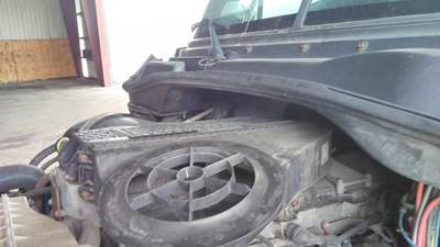 Freightliner Cascadia 113 Air Cleaner / Air Filter Housing