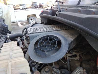 Freightliner Cascadia 113 Air Cleaner / Air Filter Housing