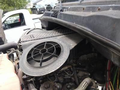 Freightliner Cascadia 113 Air Cleaner / Air Filter Housing