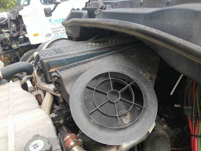 Freightliner Cascadia 113 Air Cleaner / Air Filter Housing