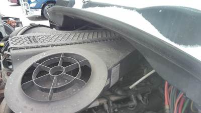 Freightliner Cascadia 113 Air Cleaner / Air Filter Housing