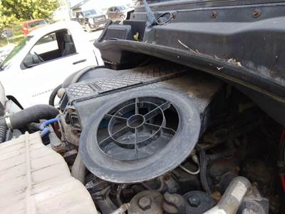 Freightliner Cascadia 113 Air Cleaner / Air Filter Housing