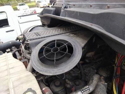 Freightliner Cascadia 113 Air Cleaner / Air Filter Housing