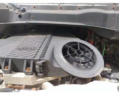 Freightliner Cascadia 113 Air Cleaner / Air Filter Housing