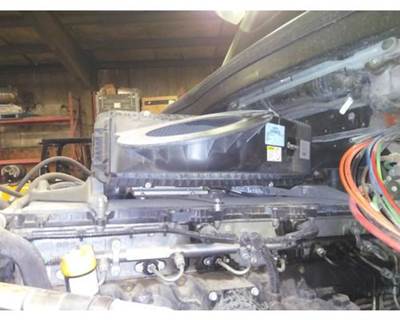 Freightliner Cascadia 113 Air Cleaner / Air Filter Housing for a Freightliner CASCADIA 113 2018UP