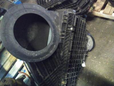 Freightliner Cascadia 116 Air Cleaner / Air Filter Housing