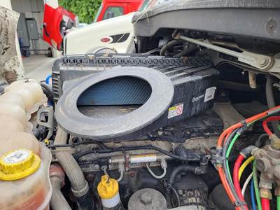 Freightliner Cascadia 116 Air Cleaner / Air Filter Housing