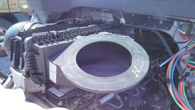 Freightliner Cascadia 116 Air Cleaner / Air Filter Housing