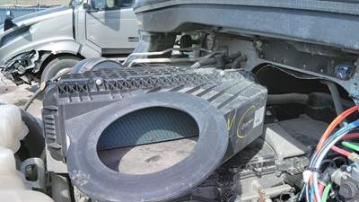Freightliner Cascadia 116 Air Cleaner / Air Filter Housing