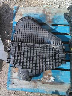 Freightliner Cascadia 116 Air Cleaner / Air Filter Housing