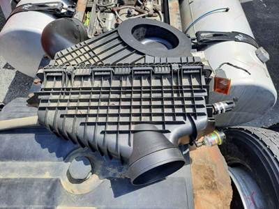 Freightliner Cascadia 116 Air Cleaner / Air Filter Housing