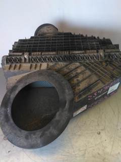 Freightliner Cascadia 116 Air Cleaner / Air Filter Housing