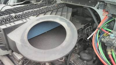 Freightliner Cascadia 116 Air Cleaner / Air Filter Housing